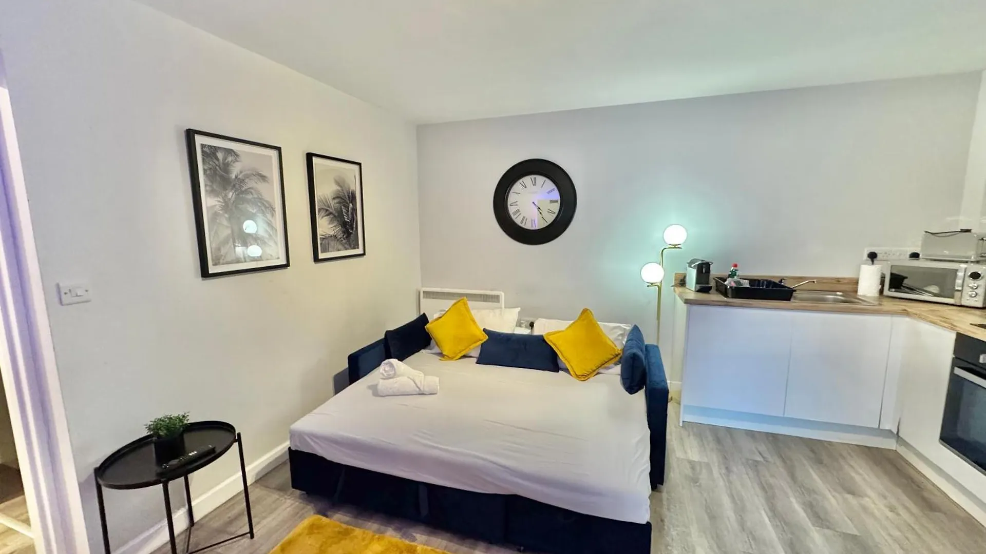 Town Centre Apartment - Minutes Walk To Beach - Free Parking - Sleeps 4 Bournemouth