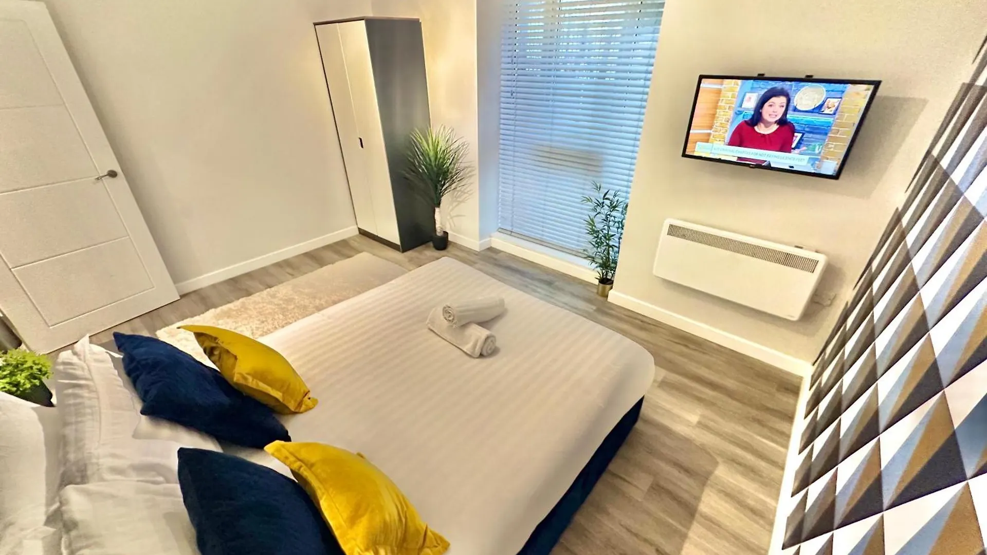 Town Centre Apartment - Minutes Walk To Beach - Free Parking - Sleeps 4 Bournemouth
